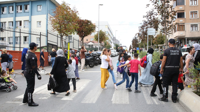 KÜÇÜKÇEKMECE ZABITASINDAN OKUL ÖNLERİNDE DENETİM