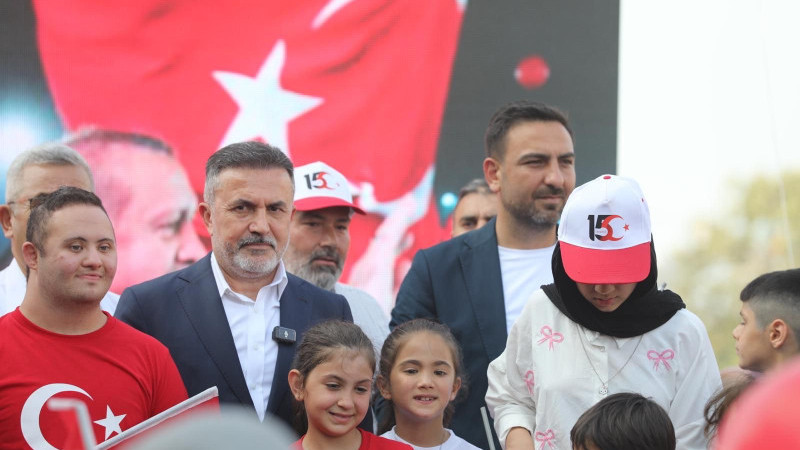 “O GECEYİ UNUTMA, BİR UMUT UÇUR” ETKİNLİĞİYLE 15 TEMMUZ RUHU GÖKYÜZÜNE TAŞINDI