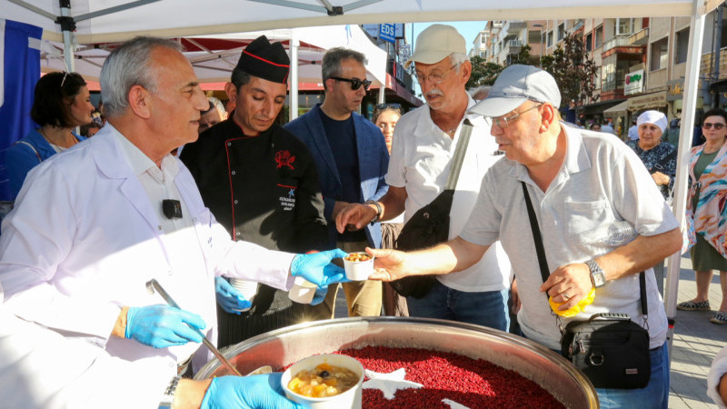 KÜÇÜKÇEKMECE BELEDİYESİ’NDEN BİNLERCE KİŞİYE AŞURE İKRAMI