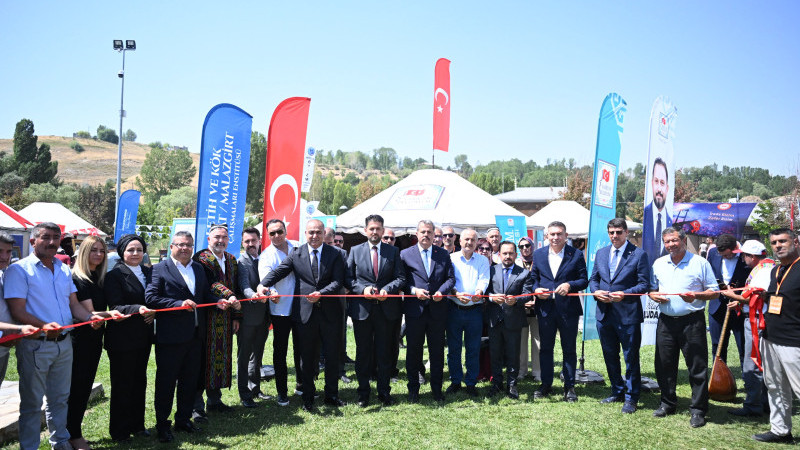 MALAZGİRT ZAFERİ’NİN COŞKUSU AHLAT’TA YAŞANIYOR 