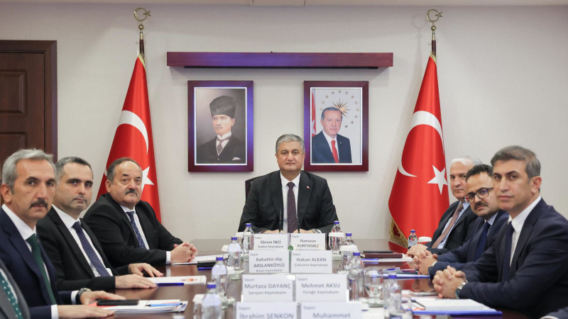 VALİ MUSTAFA YAVUZ  İLÇE KAYMAKAMLARIYLA BİR ARAYA GELDİ