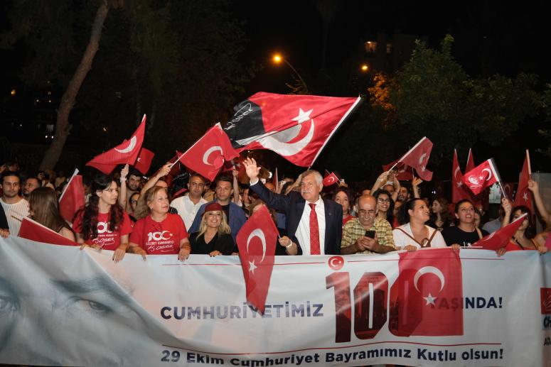 Adana sel oldu aktı, 100 bin Adanalı, 100. Kuruluş Yılı’nda Cumhuriyet’e sahip çıktı