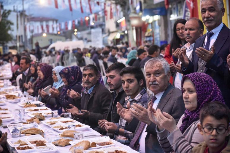 Büyükşehir’in iftar sofrası kurduğu Aladağ’da Ramazan bereketi ve huzuru yaşandı