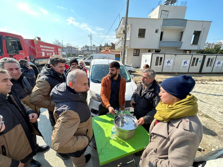 KÜÇÜKÇEKMECE BELEDİYESİ’NDEN HATAY’DA GÜNLÜK 5 BİN KİŞİYE SICAK YEMEK DESTEĞİ