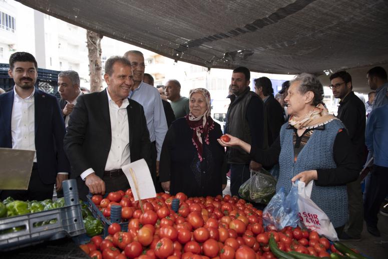 BAŞKAN SEÇER, MEZİTLİ’DE PAZAR GEZDİ, VATANDAŞLA SOHBET ETTİ