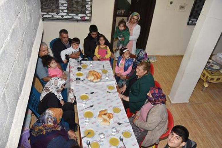 Başkan Erdem çat-kapı iftarda sevgiyle karşılandı