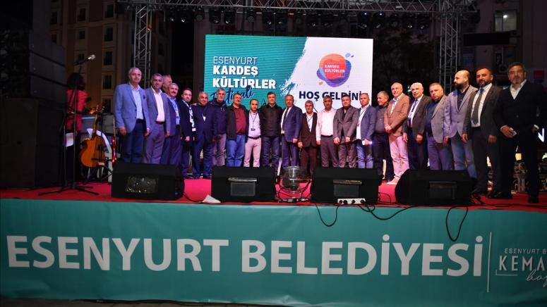 ‘KARDEŞ KÜLTÜRLER FESTİVALİ’ KARDEŞLİK HALAYLARIYLA BAŞLADI