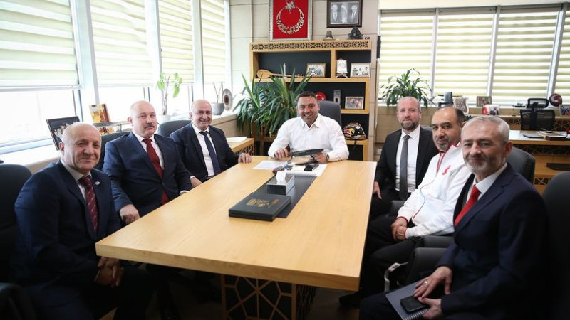  HAMZA YERLİKAYA'DAN   KARATE FEDERASYONU AİLESİNE SICAK KARŞILAMA 