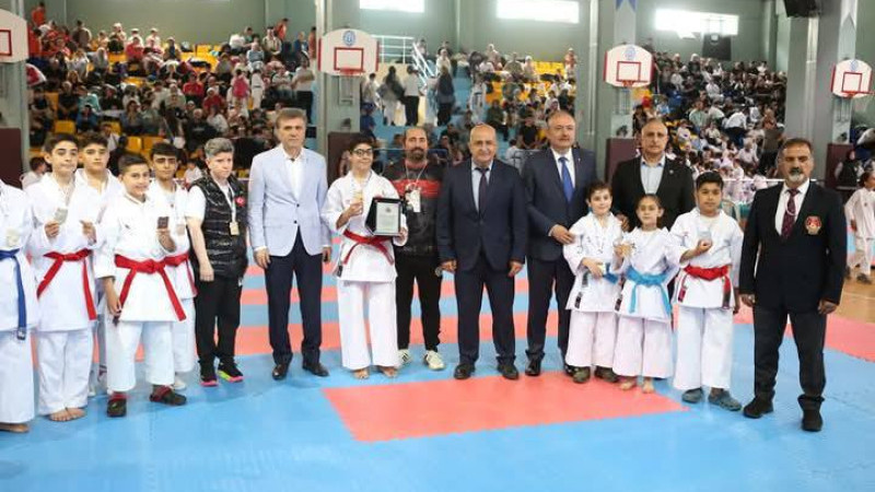 BAŞKAN TAŞDEMİR VE EKİBİ YILDIZLAR OPEN KARATE ŞAMPİYONASI’DA