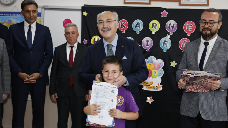 VALİ KÖŞGER ÖĞRENCİLERİN KARNE SEVİNCİNE ORTAK OLDU