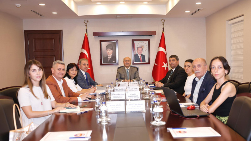  KARATAŞ SAHİL DÜZENLEME PROJESİ VALİ KÖŞGER BAŞKANLIĞINDA DEĞERLENDİRİLDİ