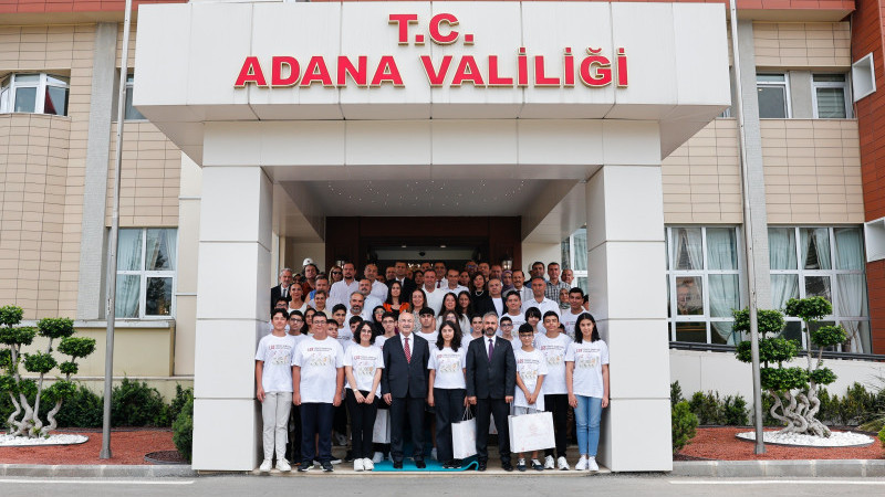 VALİ KÖŞGER LGS BİRİNCİLERİYLE BİR ARAYA GELDİ