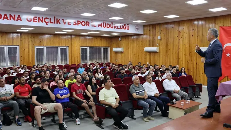 ANTRENÖRLER ADANA’DA BİR ARAYA GELDİ: SPORUN GELECEĞİ MASADA YATIRILDI