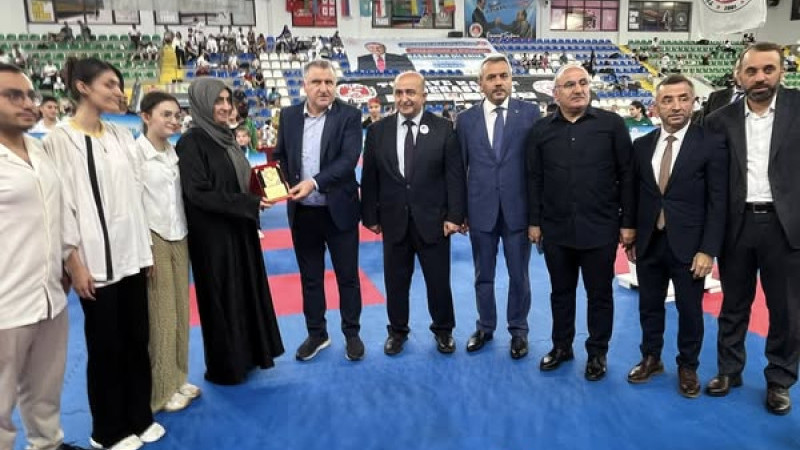 SPOR BAKANI BAK, KARATE ŞAMPİYONASINDA ANLAMI PLAKET TAKDİM ETTİ