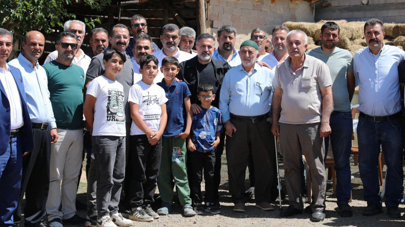 AK PARTI İL BAŞKANI TAMER DAĞLI, TUFANBEYLI’DE VATANDAŞLARLA BULUŞTU