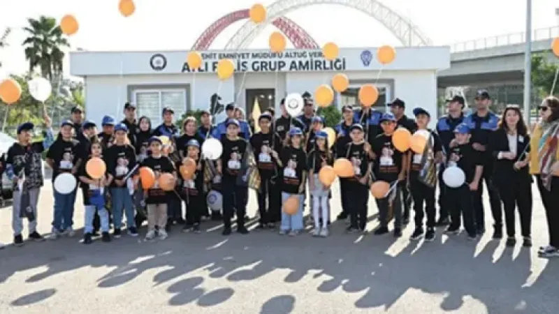 Polis lösemi hastası  çocukları sevindirdi