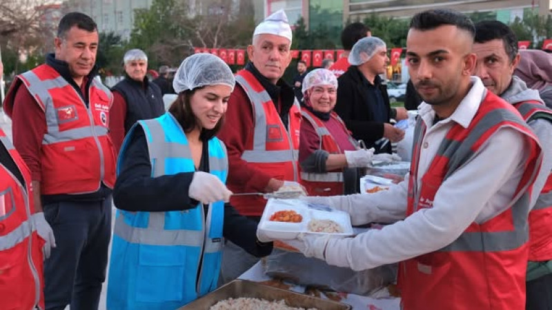 CEYHAN BELEDİYESİ CUMHURİYET MEYDANI’NDA BİNLERCE VATANDAŞI İFTARDA BULUŞTURDU