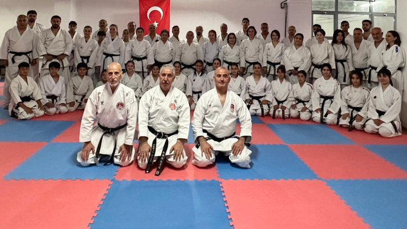 ADANA’DA DEV KARATE BULUŞMASI: TÜRK KARATESİNİN DUAYENLERİ MİNDERE ÇIKTI!