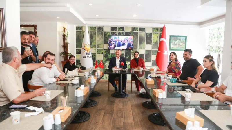   AK  PARTI   SEYHAN  İLÇE  BAŞKANI ALİ   COŞKUN GAZETECİLERİN  SORULARINI CEVAPLADI 