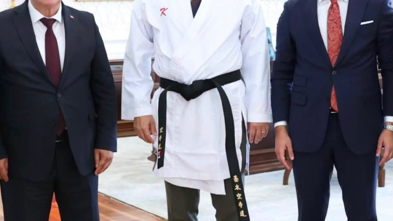 Sağlık Bakanı Memişoğlu'ndan Karate Camiasına Anlamlı Jest: Yıllar Sonra Karate-Gi Giydi