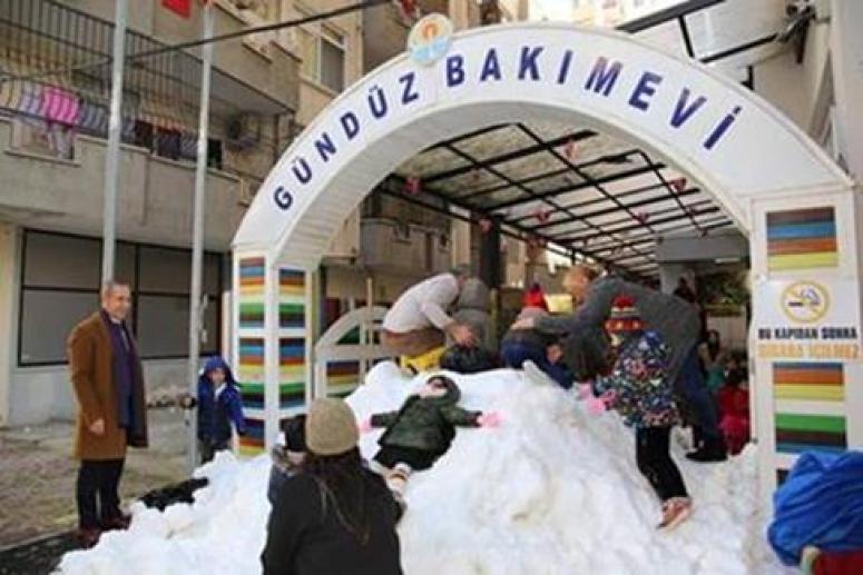 Belediye kreşindeki çocukların kardan adam keyfi…